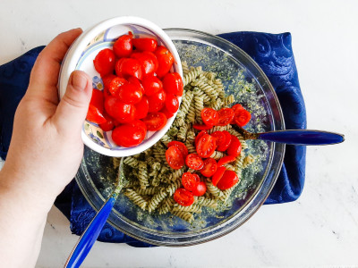 Pasta fredda con pesto genovese pomodorini e mozzarella | Cookaround