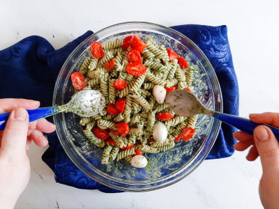 Pasta fredda con pesto genovese pomodorini e mozzarella | Cookaround