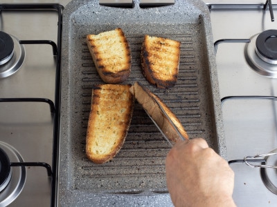 Uova in camicia su crostone di pane e pancetta