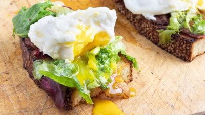 Uova in camicia su crostone di pane e pancetta