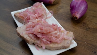 Filetto di tonno in padella con cipolle in agrodolce