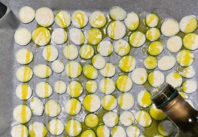 La ricetta delle chips di zucchine al forno