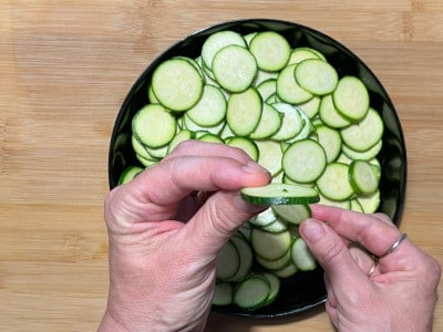 La ricetta delle chips di zucchine al forno