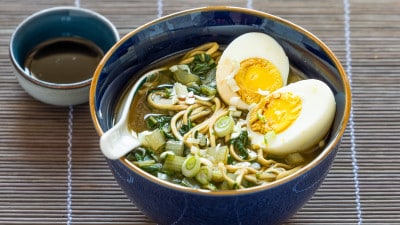 Noodles con verdure e uovo