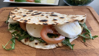 Piadina con insalata caprese e rucola