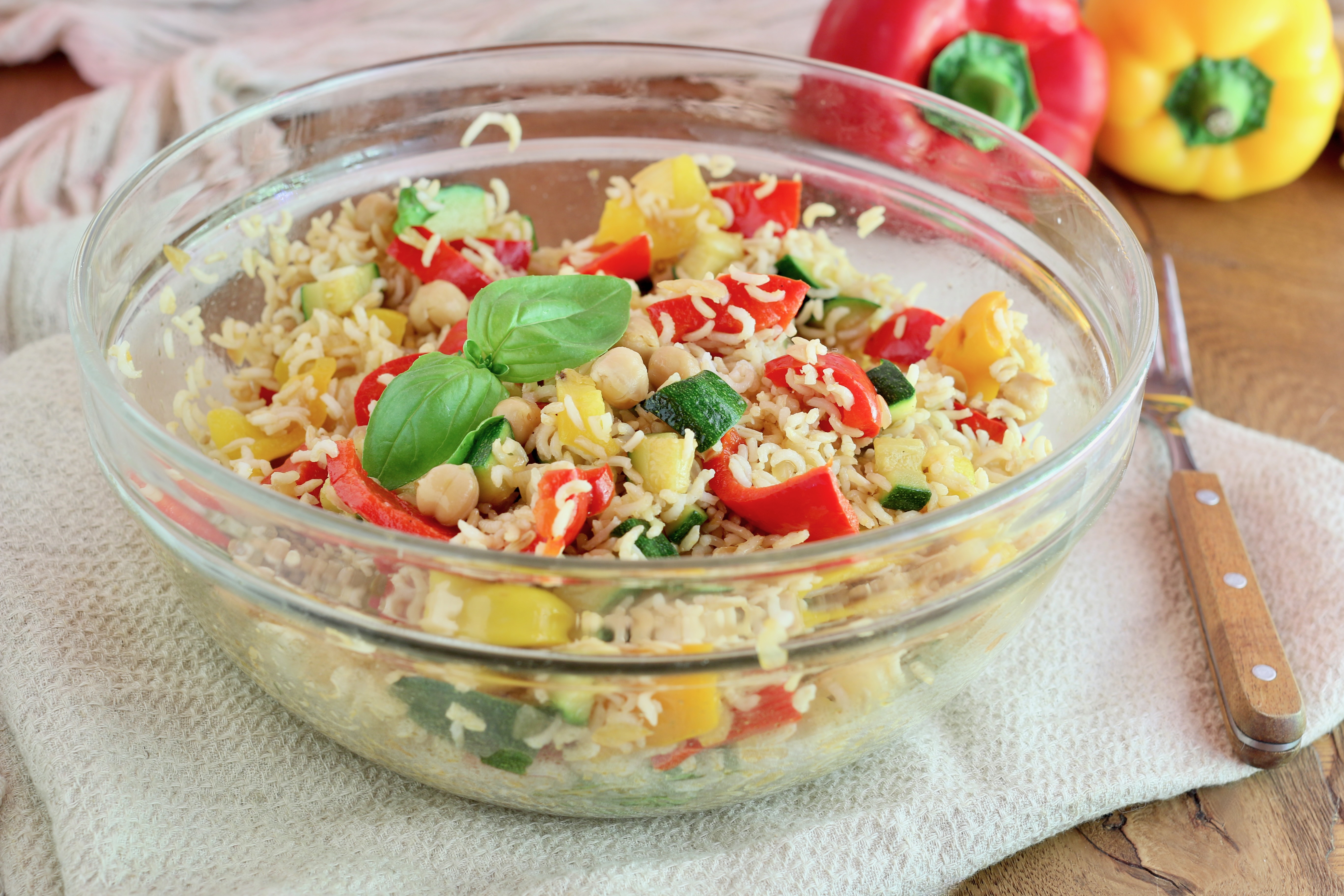 Insalata di riso classica con tonno e verdure | Cookaround