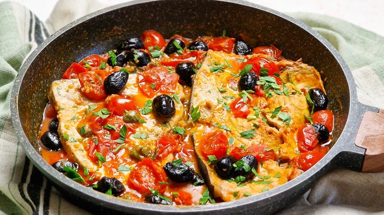 Pesce spada alla siciliana, ricetta tipicamente mediterranea  --- (Fonte immagine: https://cdn.cook.stbm.it/thumbnails/ricette/145/145002/hd750x421.jpg)