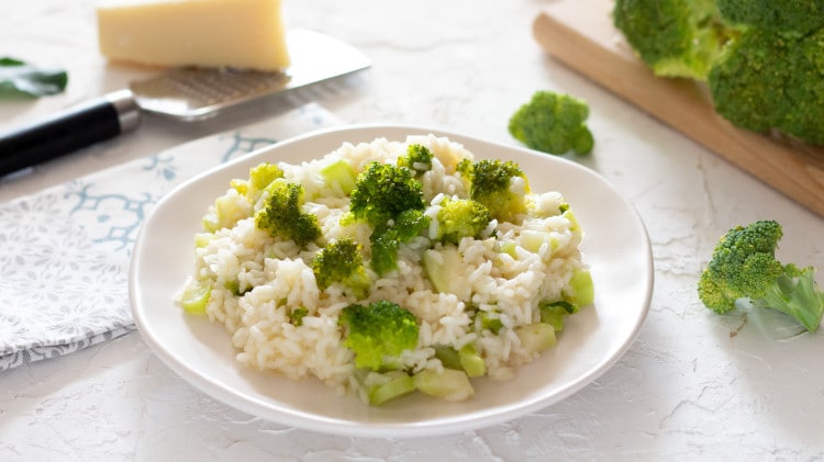 La ricetta del risotto con i broccoli è semplice ed economica  --- (Fonte immagine: https://cdn.cook.stbm.it/thumbnails/ricette/145/145077/hd750x421.jpg)