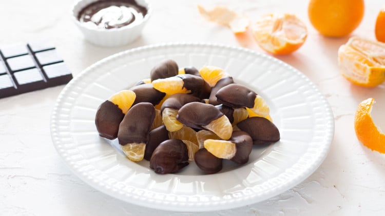 Clementine al cioccolato, solo 2 ingredienti  --- (Fonte immagine: https://cdn.cook.stbm.it/thumbnails/ricette/145/145079/hd750x421.jpg)