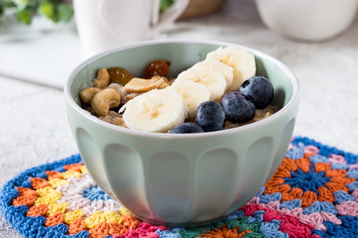 Fai sempre una sana colazione, prova il porridge con yogurt greco