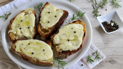 Bruschette cacio e pepe, semplici e saporite