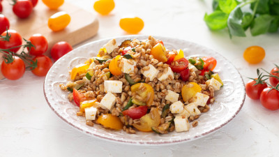 Farro freddo con primosale: un piatto fresco e leggero