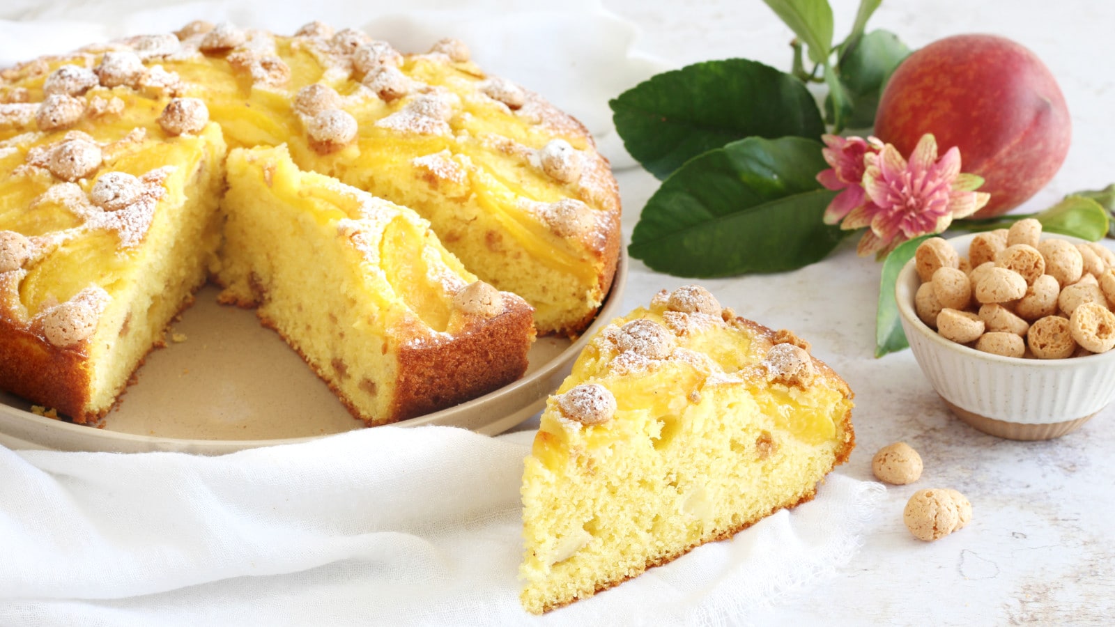 Torta di pesche e amaretti