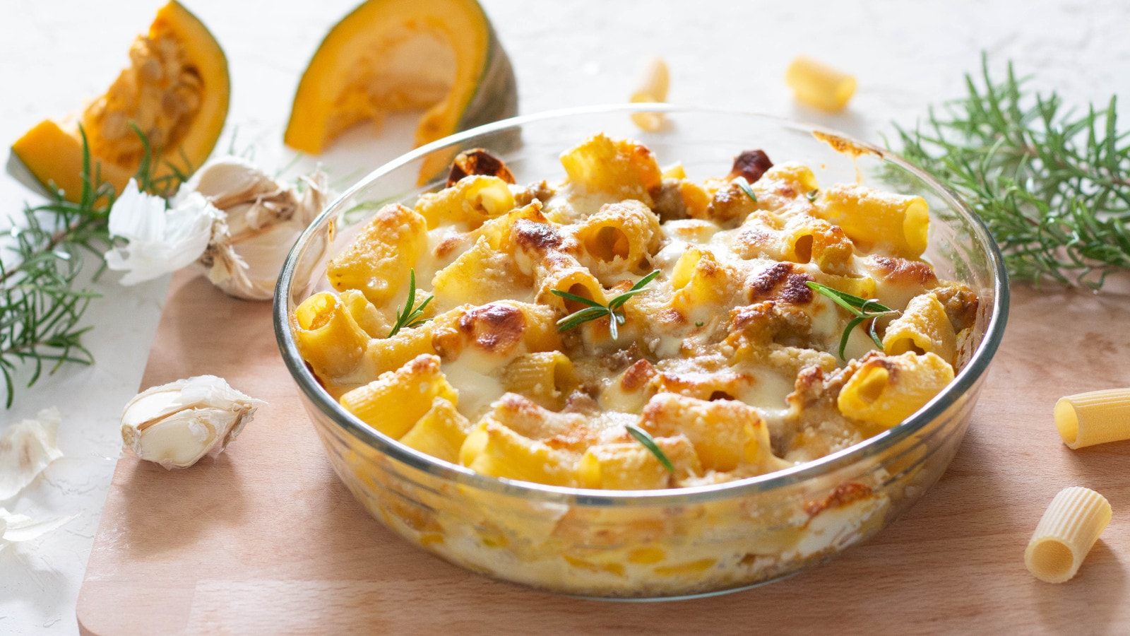 Pasta al forno con zucca e salsiccia