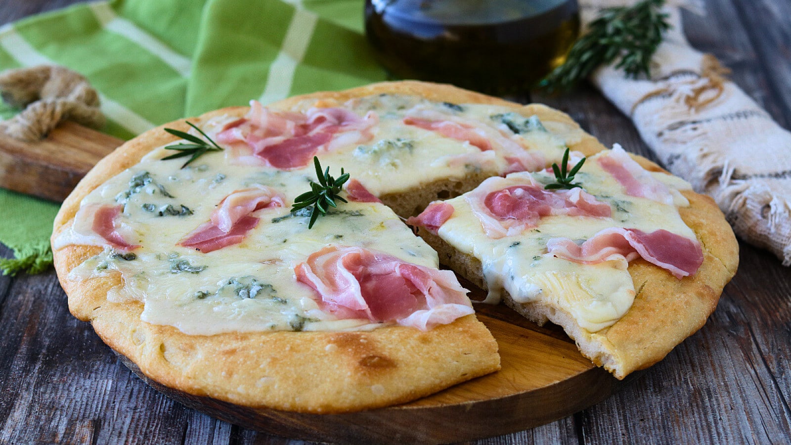 Pizza con gorgonzola e pancetta