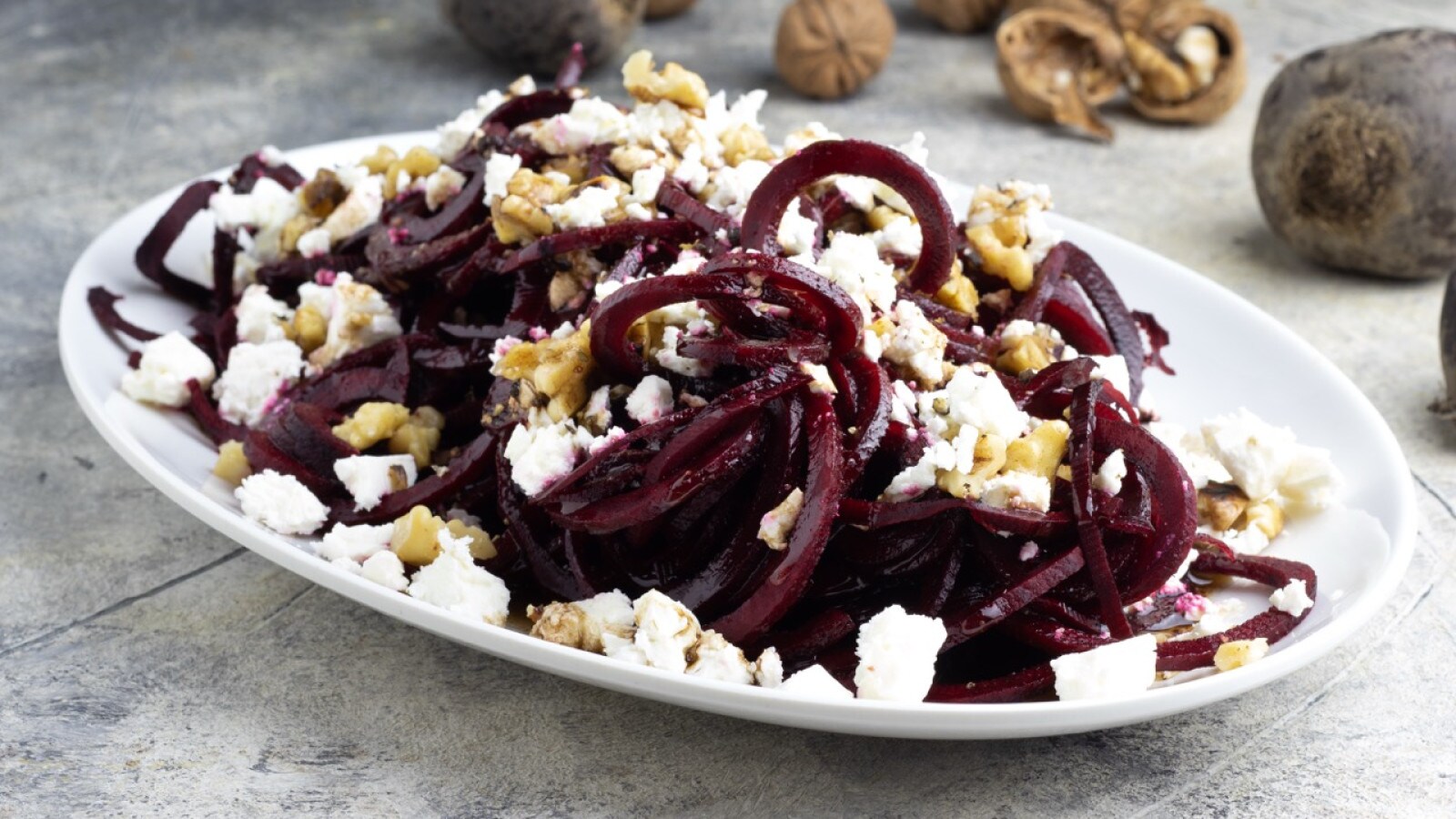 Noodles di barbabietola con feta e noci