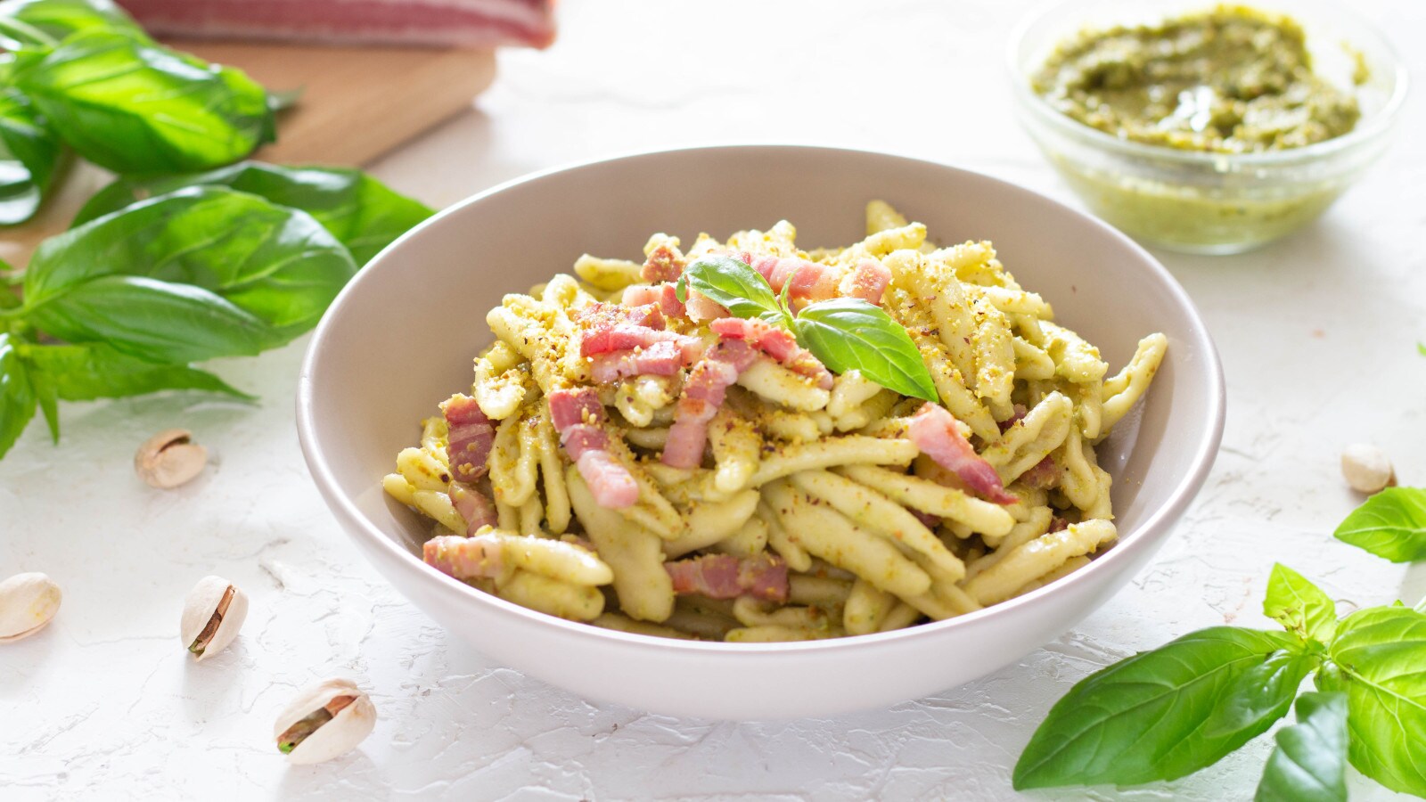 Fusilli con pesto di pistacchi e pancetta: cremosità e croccantezza in un solo piatto