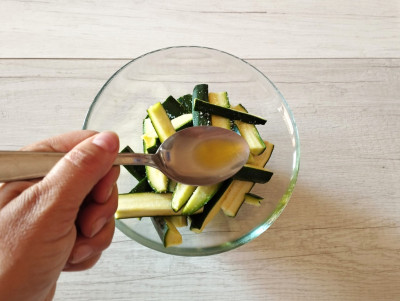 Stick di zucchine in friggitrice ad aria: ricetta croccante e veloce ...
