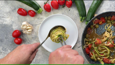Spaghetti di zucchine: ricetta veloce e leggera | Cookaround