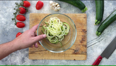 Spaghetti di zucchine: ricetta veloce e leggera | Cookaround