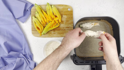 Fiori di Zucca in Friggitrice ad Aria: Croccanti e Leggeri e facili ...