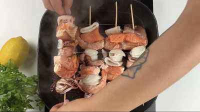 Spiedini di pesce: la ricetta facile per griglia e forno | Cookaround