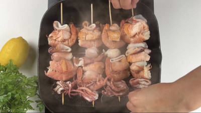 Spiedini di pesce: la ricetta facile per griglia e forno | Cookaround