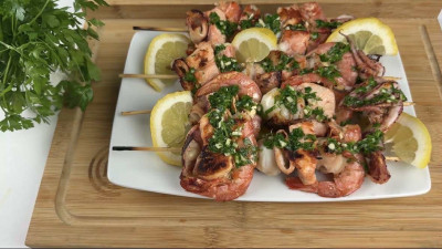 Spiedini di pesce: la ricetta facile per griglia e forno | Cookaround
