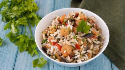 Insalata di riso con gamberi e verdure