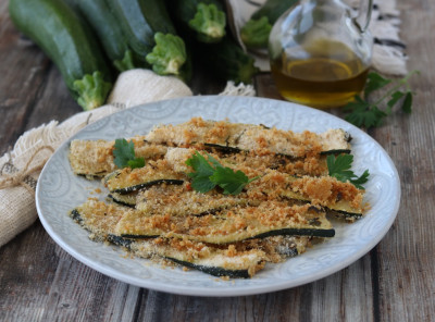Zucchine gratinate al forno: la ricetta facile e croccante | Cookaround