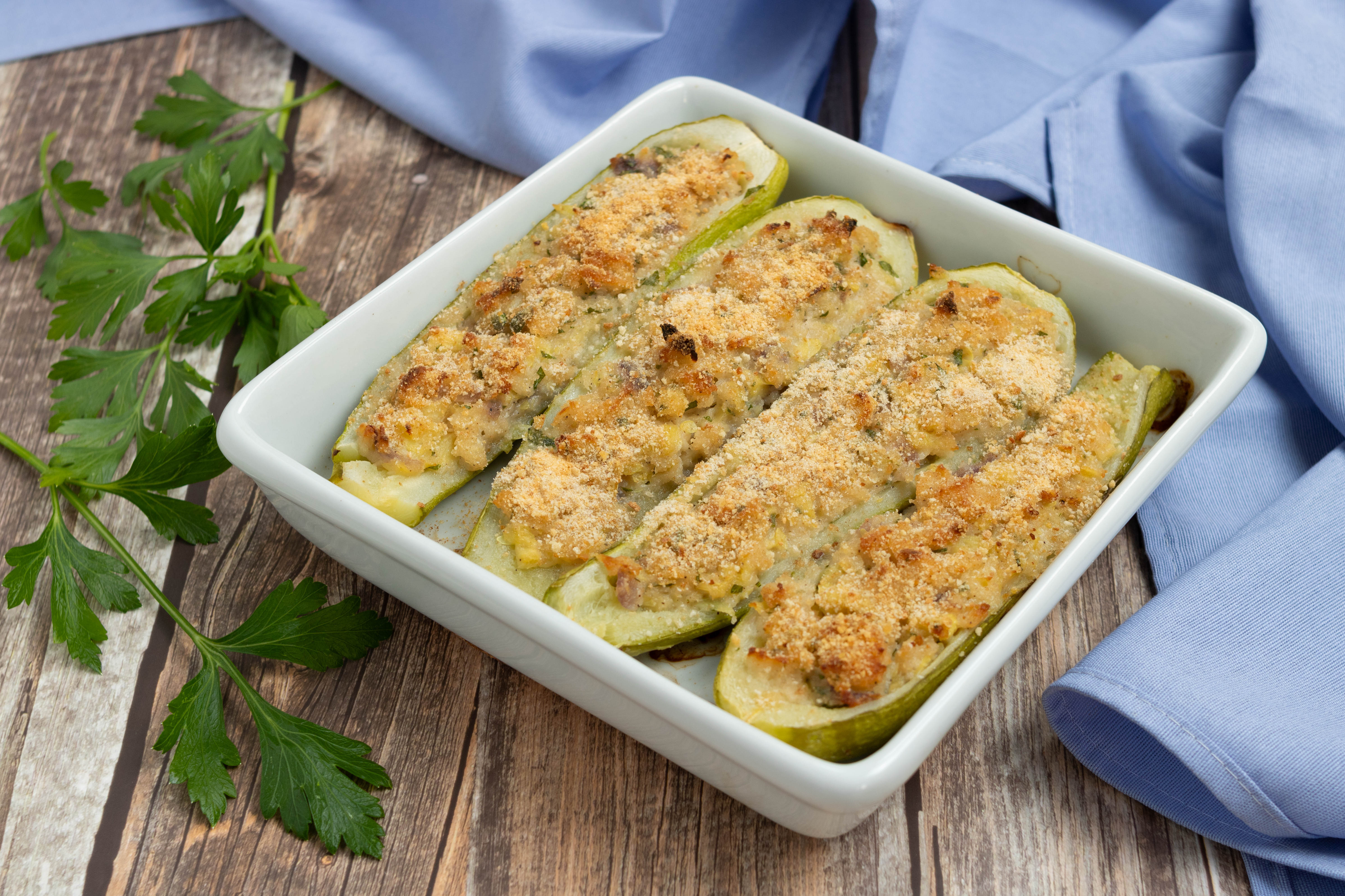 zucchine ripiene di carne in padella in bianco