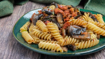Fusilli con ragù bianco di salsiccia e funghi