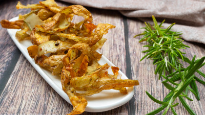 Bucce di patate in friggitrice ad aria: lo snack croccante anti-spreco