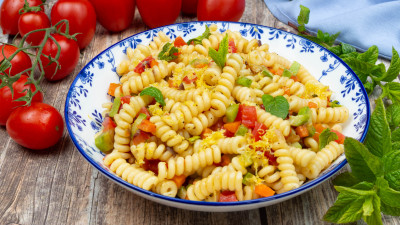 Insalata di pasta fredda con zucchine e menta: la ricetta estiva veloce