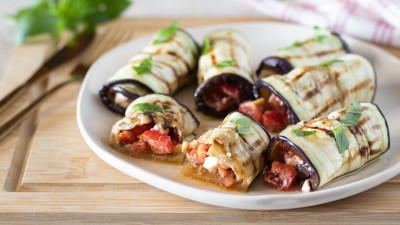 Involtini di Melanzane Ripieni con Feta e Pomodorini