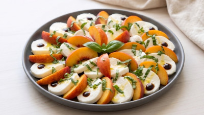 Caprese estiva con le pesche