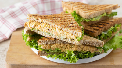 Sandwich finto tonno di ceci: la rivoluzione del pranzo in 10 minuti