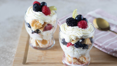 Millefoglie Scomposta al Bicchiere con Frutti di Bosco