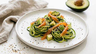 Zoodles con salmone e avocado