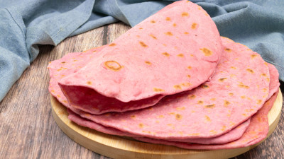 Piadina alla barbabietola: la ricetta fucsia fatta in casa