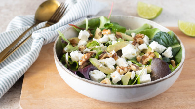 Insalata estiva con ananas: fresca e pronta in 10 minuti