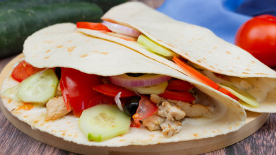 Piadina Greca con Pollo, Verdure Fresche e Salsa Tzatziki