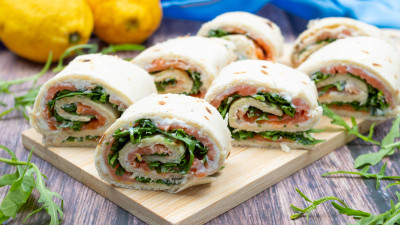 Rotolini di Piadina Freddi al Salmone, Rucola e Limone