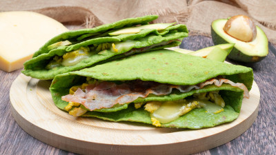 Portafoglio Verde di Piadina con Uova, Bacon e Avocado
