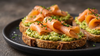 Tartine salmone e avocado veloci