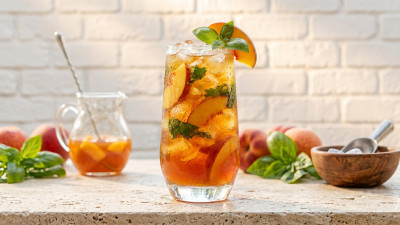 Tè freddo pesca e basilico