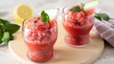Sorbetto veloce all'anguria con estrattore: fresco in 5 minuti