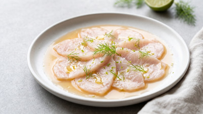 Carpaccio di pesce spada all'acqua di pomodoro