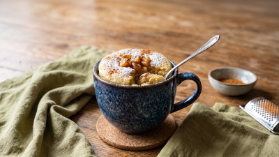 Torta di mele in tazza