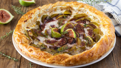 Torta sfoglia con fichi e caprino croccante e golosa